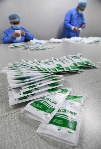 广西:医疗用品企业口罩生产忙_图片新闻_中国政府网