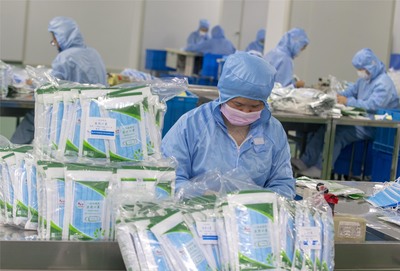 组图∣江苏泰州医疗用品企业24小时生产口罩不停歇